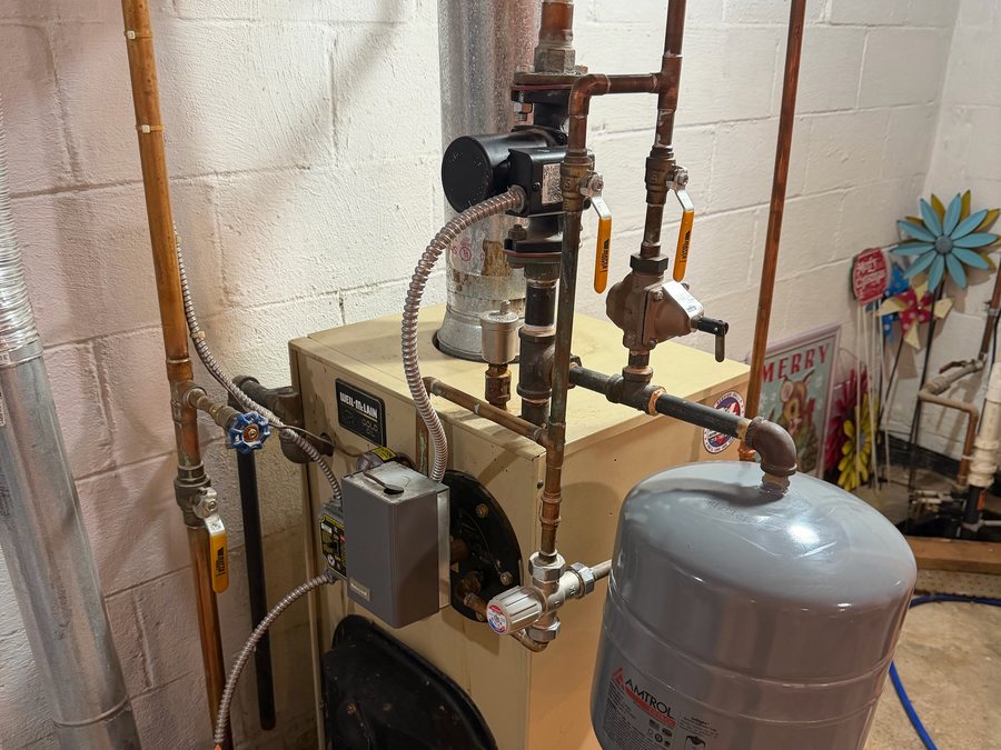 Oil boiler with an expansion tank
