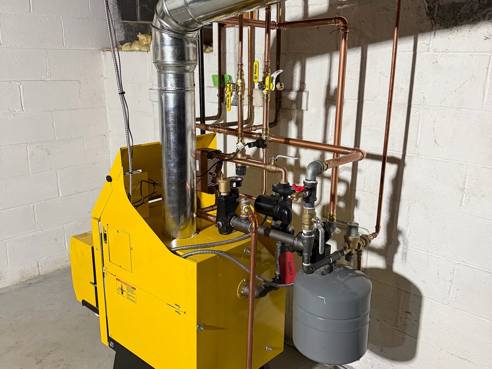Gas boiler with an expansion tank and zone valves