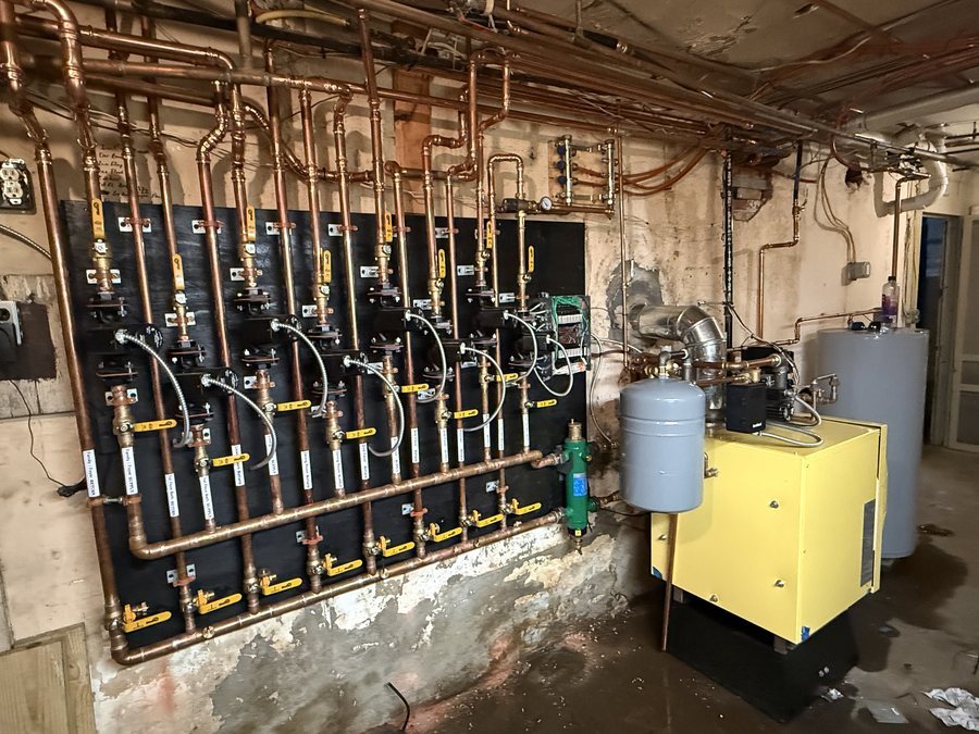 Multi-zone boiler piping with a row of zone circulators